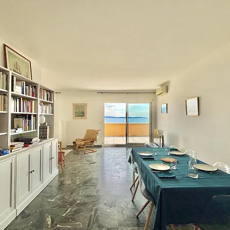 2 Terrasse Vue Le Sicile Apartment *
